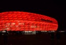 Allianz Arena München bei Nacht in Rot